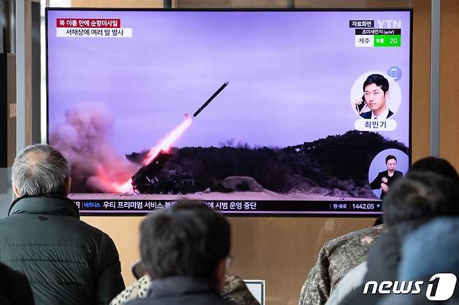 서울역에서 시민들이 북한의 순항미사일 발사 도발 관련 뉴스를 지켜보고 있다. 2024.1.30/뉴스1 ⓒ News1 유승관 기자