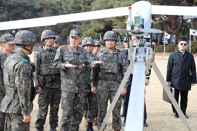 김명수 합동참모의장이 14일 드론작전사령부를 방문해 이보형 드론작전사령관(육군 소장)으로부터 전력 현황을 보고받고 있다.(합동참모본부 제공)