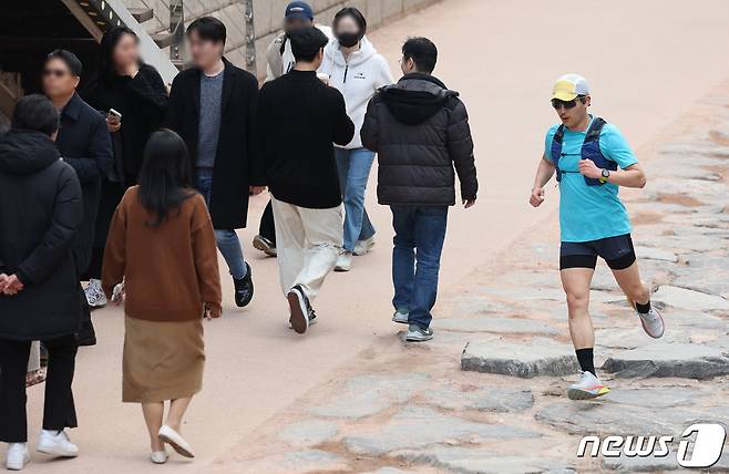 서울 낮 기온이 17도에 이르는 등 포근한 날씨를 보인 14일 서울 청계천에서 시민들이 여유로운 시간을 보내고 있다. 2024.2.14/뉴스1 ⓒ News1 김민지 기자