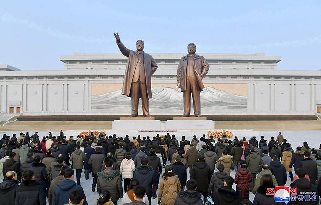 설 명절을 맞아 북한 근로자들과 인민군 장병들, 청소년 학생들이 평양 만수대언덕에 있는 김일성·김정일 동상에 헌화했다고 조선중앙통신이 11일 보도했다. /조선중앙통신 연합뉴스