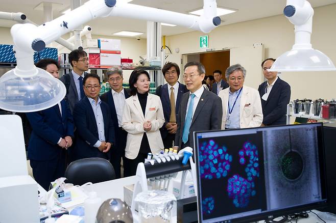 이종호 과학기술정보통신부 장관이 지난해 7월 12일 서울 강남구 삼성서울병원 미래의학관 혁신미래의료연구센터에서 이지연 혈액종양내과 교수와 의사과학자들이 연구하는 현장을 둘러보고 있다./과학기술정보통신부