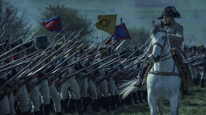 영화 ‘나폴레옹’의 한 장면. 나폴레옹이 기마 돌격에 앞장서는 장면은 왜곡이라는 지적을 받았다. 소니픽처스 제공