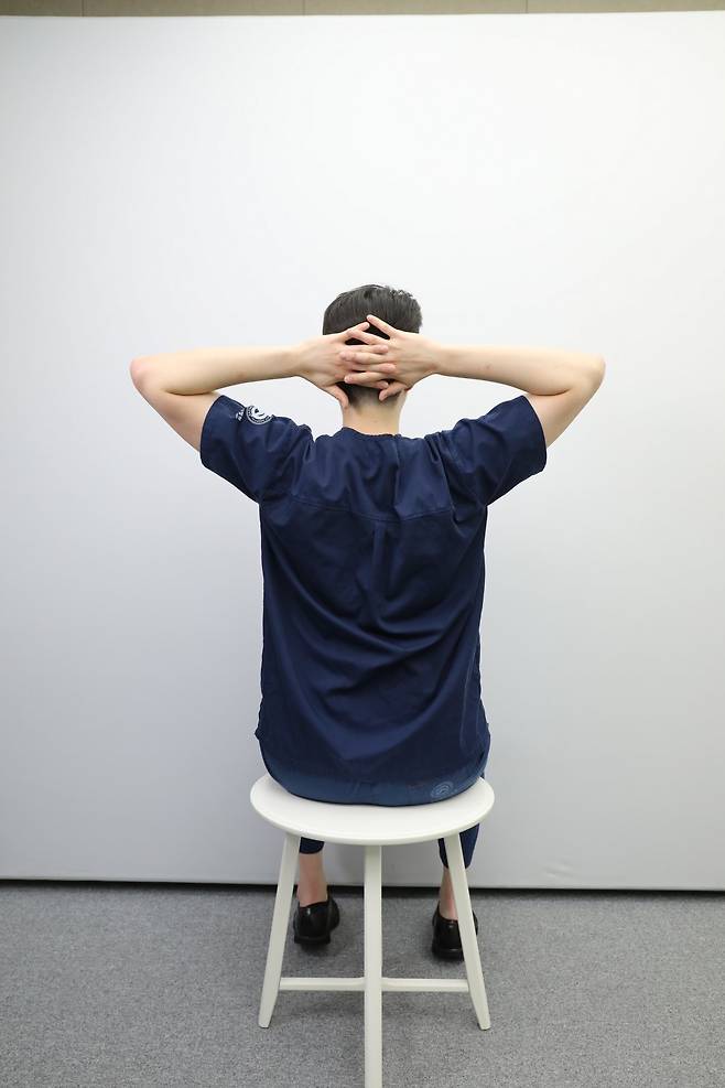 ④ 깍지 끼고 팔꿈치 수평으로 벌리기.