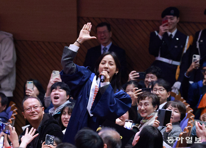 가수 이효리(공연예술학부 연극영화전공 98학번)가 14일 오전 서울 성북구 국민대학교 콘서트홀에서 열린 ‘2023학년도 전기 학위수여식’에서 축하공연을 하고 있다. 2024.02.14 〈사진공동취재단/박형기〉