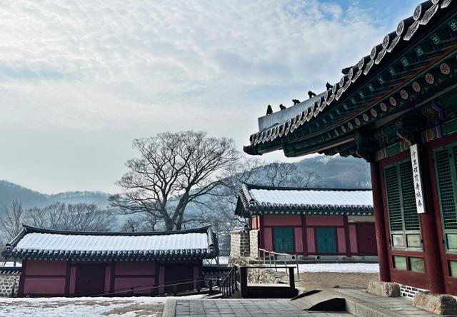 남한산성 행궁 외행전에서 보이는 겨울 풍광이 적막하다.