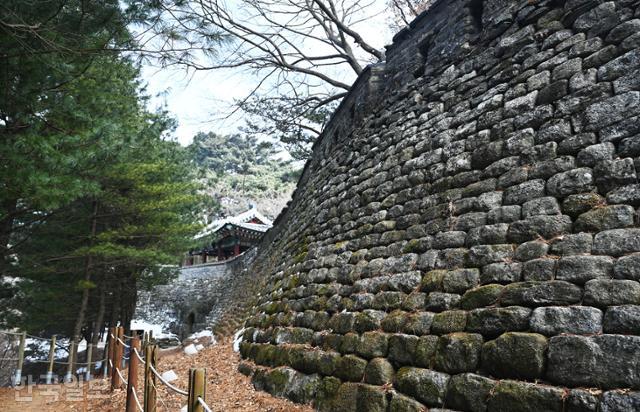 남한산성 서문 부근 외벽. 인조가 청 황제에게 항복하기 위해 성을 나서던 문이다.