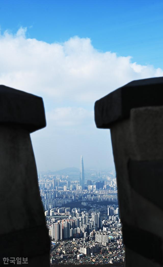 남한산성 서문 부근 성벽 사이로 서울에서 가장 높은 잠실 서울스카이 건물이 선명하게 보인다. 인조가 청 황제에게 항복한 삼전도가 있던 곳이다.