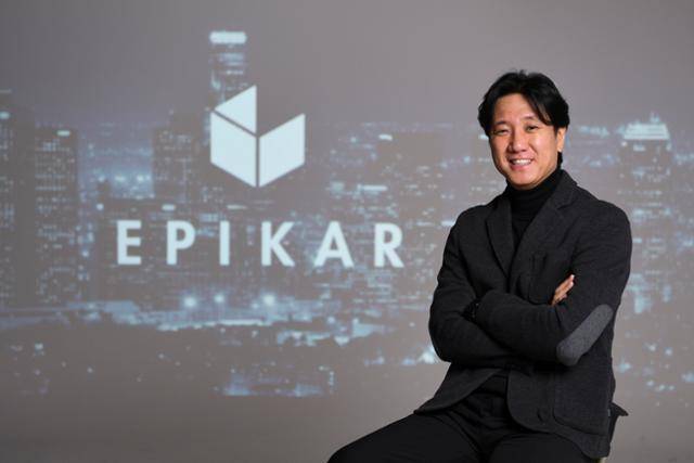 에피카의 최고과학자문을 맡은 이관민 싱가포르 국립 난양공대 교수가 서울 세종대로 한국일보사에서 인터뷰를 하며 딥소트에 대해 설명하고 있다. 그는 사회과학 지식이 기술과 결합된 딥소트를 혁신을 위한 새로운 물결로 꼽았다. 윤서영 인턴기자