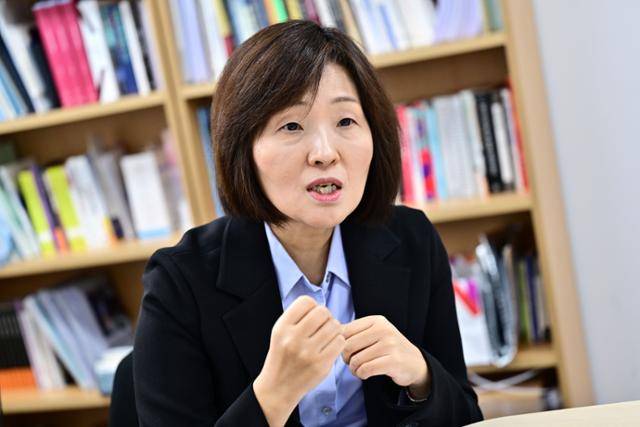 지난 6일 서울 관악구 서울대 연구실에서 인터뷰 중인 정은령 SNU팩트체크센터장. 최주연 기자