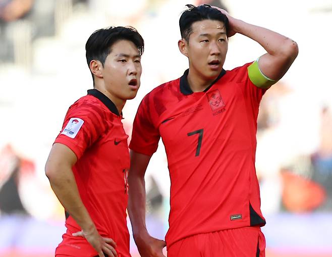 지난달 카타르 도하 자심 빈 하마드 스타디움에서 열린 2023 아시아축구연맹(AFC) 아시안컵 조별리그 E조 한국과 바레인의 경기. 대표팀 주장 손흥민과 이강인이 프리킥을 차기 전 이야기를 나누고 있다. 연합뉴스