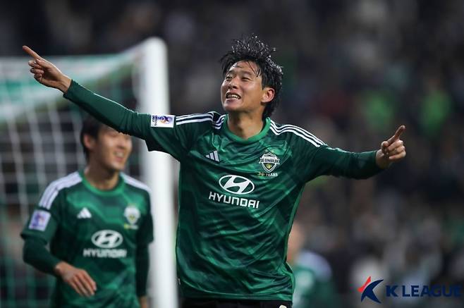 전북 현대 안현범이 14일 전주월드컵경기장에서 열린 포항 스틸러스와의 2023~24 AFC 챔피언스리그 16강 1차전에서 골을 터뜨린 뒤 기뻐하고 있다. 사진=프로축구연맹