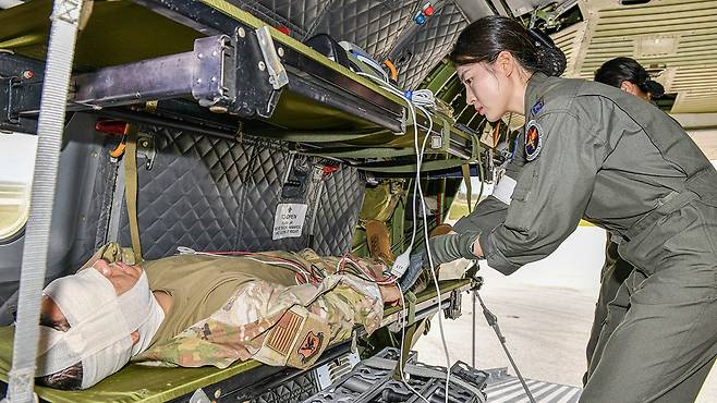 CN-235 수송기에 이송된 미군 환자를 치료하는 우리 의료진. 사진 공군