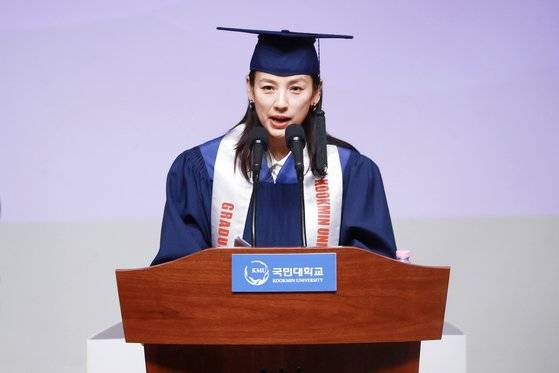 가수 이효리가 14일 오전 서울 성북구 국민대학교에서 열린 2023학년도 전기 학위수여식에서 축사를 하고 있다. 연합뉴스