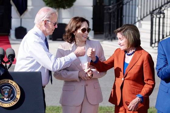 2022년 9월 조 바이든 미국 대통령과 낸시 펠로시 당시 하원의장이 백악관에서 인플레이션감축법(IRA) 통과를 자축하고 있다. 가운데는 카멀라 해리스 부통령. EPA 연합뉴스