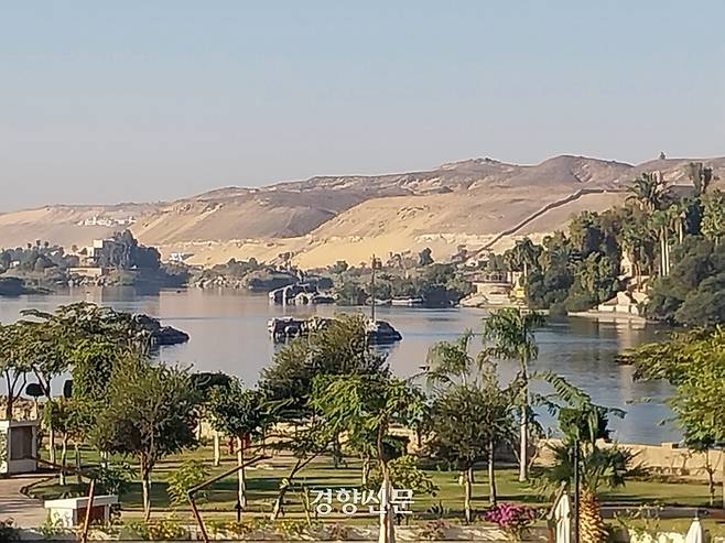 고대 이집트에서 나일강 동쪽은 ‘산자들의 땅’, 서쪽 메마른 지역은 ‘죽은자들의 땅’으로 인식해 무덤들은 나일강 서안에 조성했다. 사진은 아스완의 나일강 섬에서 서안 사막지대를 바라본 모습이다. 도재기 선임기자