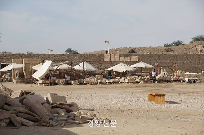 200여년 역사의 ‘이집트학’ 등 국내외의 많은 연구 성과, 계속 이어지는 발굴조사에도 불구하고 고대 이집트는 여전히 신비에 싸인 부분들이 있다. 사진은 룩소르의 ‘람세스 3세 장례신전’ 옆의 발굴조사 모습. 도재기 선임기자