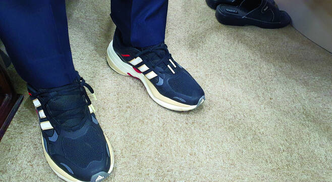Hwasun County Gov Gu Bong-gyu said that he wears sneakers to work every day. (The Korea Herald)