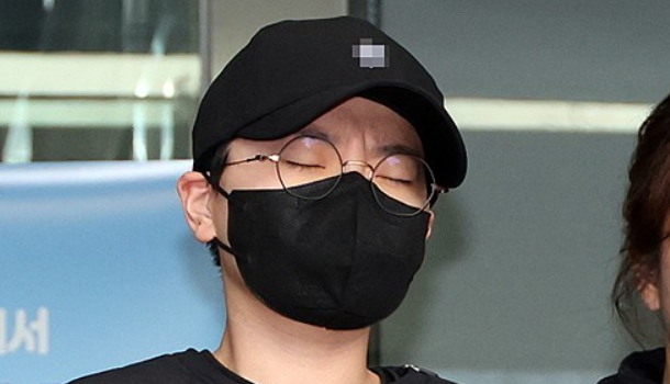 사기 혐의 등으로 재판에 넘겨진 전청조가 지난해 11월10일 오전 서울 송파경찰서에 나와 동부지검으로 압송되고 있다. 연합뉴스