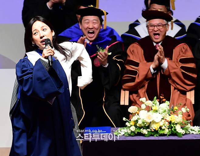 ‘치티치티 뱅뱅’을 열창하다 졸업 가운을 벗는 이효리. 강영국 기자