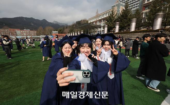 14일 2023학년도 전기 학위수여식이 열린 서울 성북구 국민대학교에서 졸업생들이 기념촬영을 하며  즐거운 시간을 보내고 있다. 2024.2.14[이충우기자]