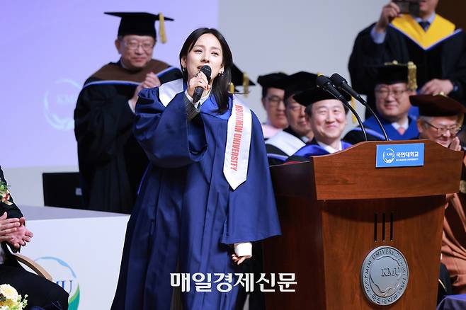 가수 이효리(공연예술학부 연극영화전공 98학번)가 14일 오전 서울 성북구 국민대학교 콘서트홀에서 열린 ‘2023학년도 전기 학위수여식’에서 축하공연을 하고 있다. 2024.02.14