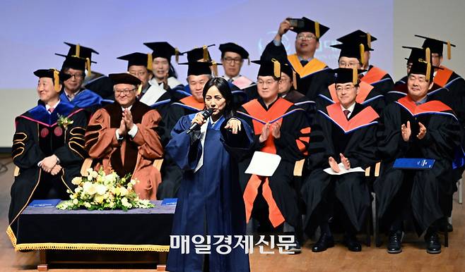 14일 서울 성북구 국민대학교에서 열린 ‘2023학년도 전기 학위수여식’에서 가수 이효리가 공연을 하고 있다. 2024.2.14.[이충우기자]