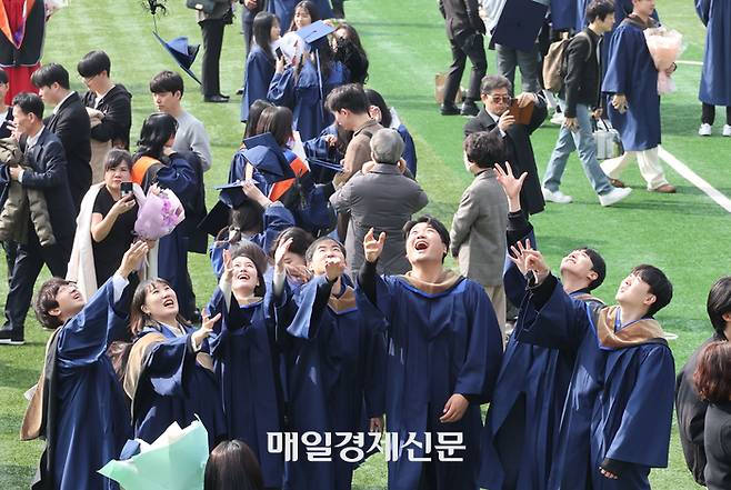 14일 2023학년도 전기 학위수여식이 열린 서울 성북구 국민대학교에서 졸업생들이  환한 얼굴로 기념촬영을 하며 시간을 보내고 있다. 2024.2.14[이충우기자]