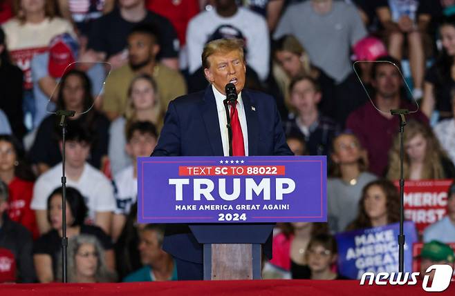미국 공화당 유력 대선후보인 도널드 트럼프 전 대통령이 10일(현지시간) 사우스캐롤라이나주 콘웨이 코스털 캐롤라이나대에서 열린 유세에서 북대서양조약기구(NATO·나토) 회원국을 상대로 방위비 분담금 납부를 압박하며 "체납국엔 러시아의 침공을 독려하겠다"고 위협했다. 2024.2.11. / 로이터=뉴스1