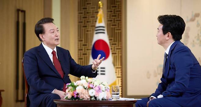 윤석열 대통령이 지난 7일 KBS 1TV를 통해 남북정상회담과 관련해 보여주기식으론 하지 않겠다고 언급했다. / 사진=뉴시스