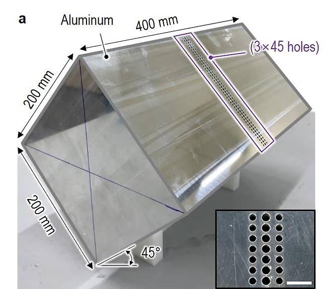 연구팀이 실제 제작한 메타물질의 모습. 넓은 면적의 알루미늄 금속 위에 구멍 여러 개를 연속적으로 낸 구조다. /사진=한국기계연구원