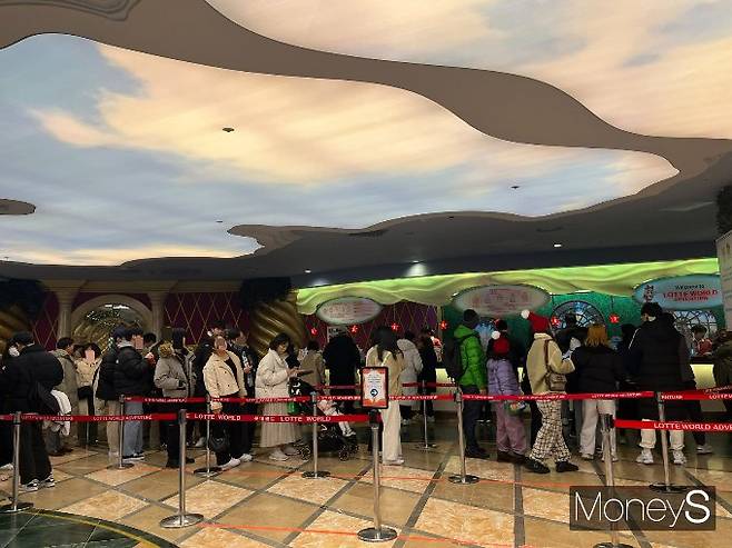 졸업과 방학이 맞물려 평일에도 불구하고 롯데월드는 방문객으로 북적였다. 지난 6일 서울 송파구 롯데월드 어드벤처 매표소에 사람들이 줄을 서있다. /사진=박재이 기자