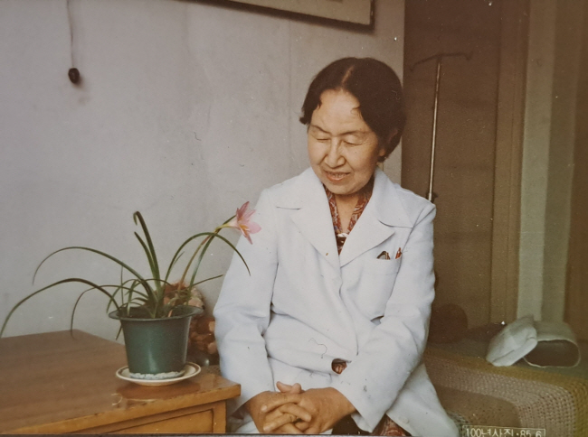 서울 청담동 병원 시절 진료실에서의 어머니 모습. 1985년쯤일 텐데, 그립고 또 그리운 얼굴이다.
