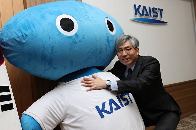 한재흥 KAIST 인공위성연구소장이 KAIST 대표 마스코트 넙죽이와 포즈를 취하고 있다.[KAIST 제공]