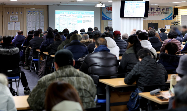 지난달 16일 오전 서울 마포구 서울서부고용복지플러스센터를 찾은 구직자들이 실업급여 수급 자격 등과 관련한 설명을 듣고 있다. 연합뉴스