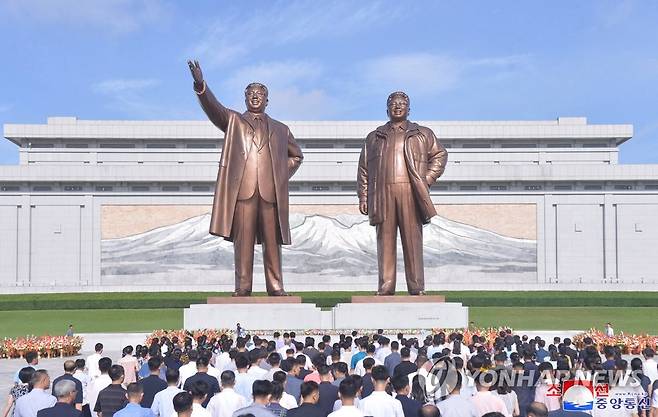 김일성·김정일 동상 [평양 조선중앙통신=연합뉴스 자료사진.국내에서만 사용가능. 재배포 금지. For Use Only in the Republic of Korea. No Redistribution] nkphoto@yna.co.kr