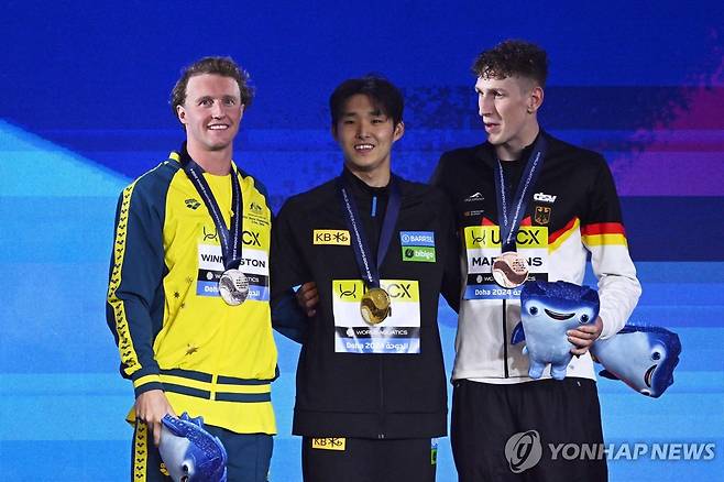 2024 세계수영선수권 남자 자유형 400ｍ 챔피언 김우민(가운데) [AFP=연합뉴스 자료사진]
