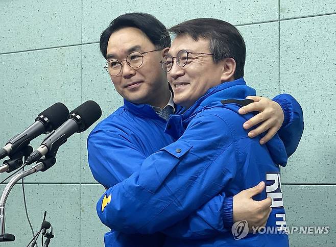 군산 출마 채이배·김의겸 단일화 (전주=연합뉴스) 임채두 기자 = 4·10 총선에 전북 군산시 선거구로 출마를 선언한 더불어민주당 김의겸(61) 국회의원(비례대표)과 채이배(49) 전 국회의원이 14일 전북특별자치도의회 기자회견장에서 단일화를 발표한 뒤 포옹하고 있다. 2024.2.14 doo@yna.co.kr