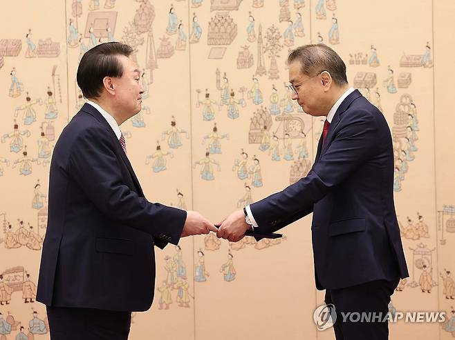 윤석열 대통령, 박상욱 과기수석 임명장 수여 (서울=연합뉴스) 진성철 기자 = 윤석열 대통령이 14일 서울 용산 대통령실 청사에서 박상욱 대통령실 과학기술수석비서관에게 임명장을 수여하고 있다. 2024.2.14 zjin@yna.co.kr