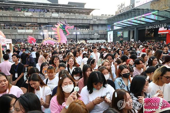 태국인들로 붐비는 논산 농식품 해외박람회장 (방콕=연합뉴스) 이주형 기자 = 2024 논산시 농식품 해외박람회가 열리고 있는 태국 방콕 시암파라곤 일대가 28일 오후 박람회 개막식을 보러 온 현지 인파로 붐비고 있다. 2024.2.14 coolee@yna.co.kr