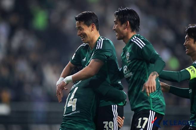 전북 유니폼을 입고 기뻐하는 김태환 [한국프로축구연맹 제공. 재판매 및 DB 금지]