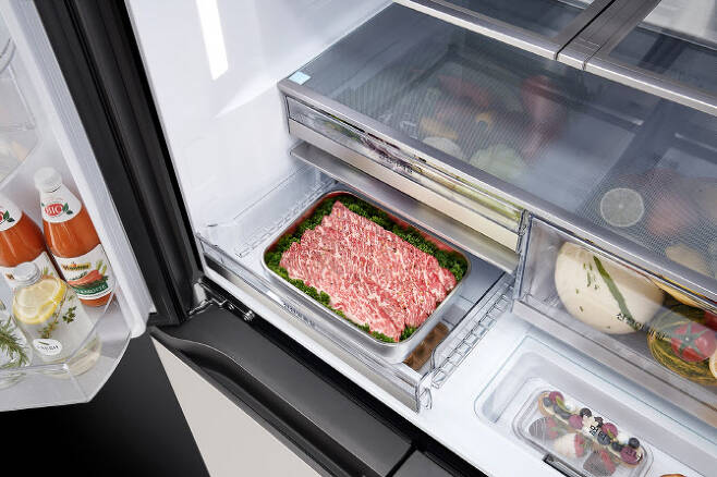 LG 디오스 상냉장 하냉동 냉장고 신제품의 ‘신선맞춤실’에 ‘육류 소프트 프리징 모드’가 적용된 모습. (사진=LG전자)