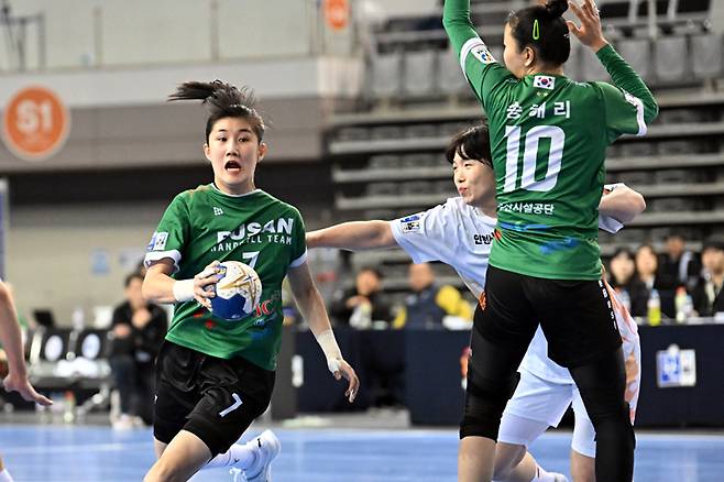 신한 SOL페이 23-24 핸드볼 H리그 여자부 경기에서 수비를 뚫고 돌파하는 부산시설공단 신진미, 사진 제공=한국핸드볼연맹