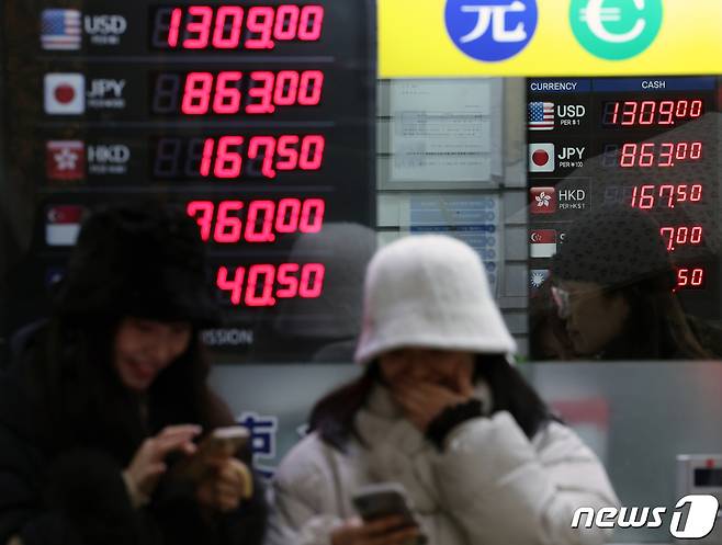 일본 엔화 가치가 33년 만에 가장 낮았던 지난해 11월 서울 명동의 한 환전소 (자료사진) /뉴스1
