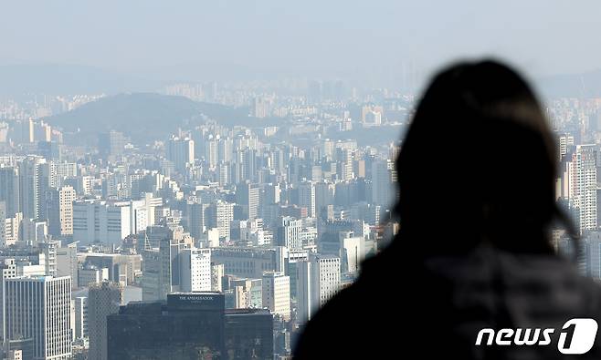 4일 오전 서울 중구 남산에서 바라본 도심에 아파트 단지가 보이고 있다. 2024.2.4/뉴스1 ⓒ News1 장수영 기자