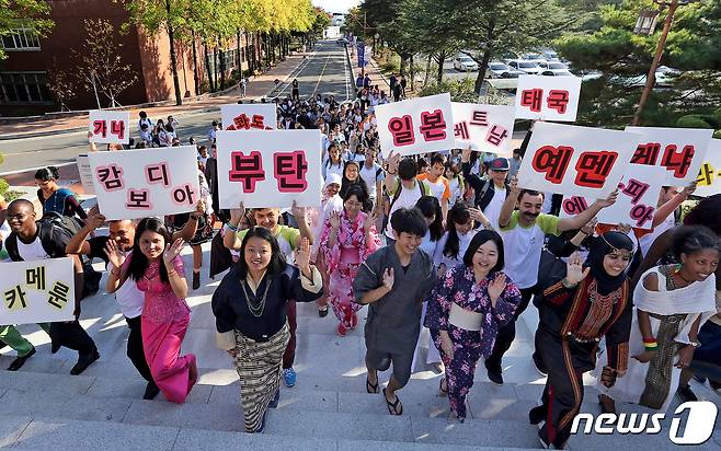 계명대가 교육국제화역량 인증제 우수인증대학으로 선정돼 유학생 유치가 더욱 활발해질 전망이다. 사진은 계명대에서 열린 외국인 유학생 축제 모습. (계명대 제공)