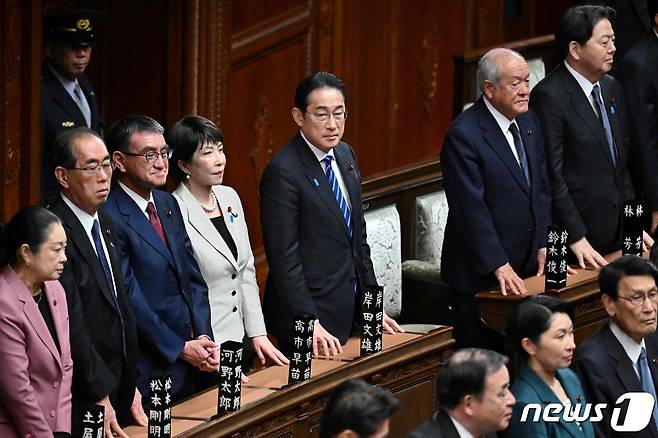 일본 국회에서 열린 중의원 본회의에 기시다 후미오 총리(중앙 줄무늬 넥타이)가 각료들과 함께 참석했다. 2024.01.26/ ⓒ AFP=뉴스1 ⓒ News1 권진영 기자