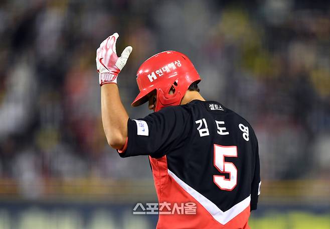 KIA 1번타자 김도영이 안타를 뽑아낸 뒤 세리머니하고 있다. 사진 | 강영조기자 kanjo@sportsseoul.com