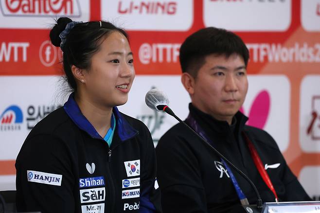 신유빈이 2024 부산세계탁구선수권대회 개막을 하루 앞두고 15일 오후 부산 해운대구 벡스코 미디어센터에서 열린 대회 공식 기자회견에 각국 선수단을 대표해 참석해  질문에 답하고 있다. 옆은 유승민 대회조직위원회 공동위원장. 부산|연합뉴스