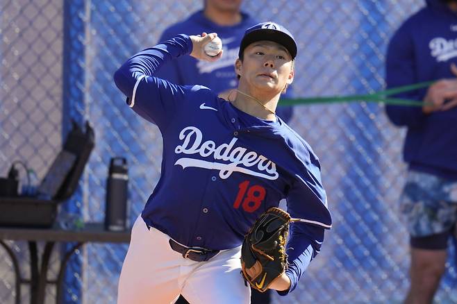 LA 야마모토 요시노부가 15일(한국시각) 불펜피칭을 하고 있다. AP연합뉴스