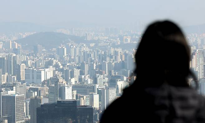 서울 중구 남산에서 바라본 도심에 아파트 단지가 보이고 있다./뉴스1